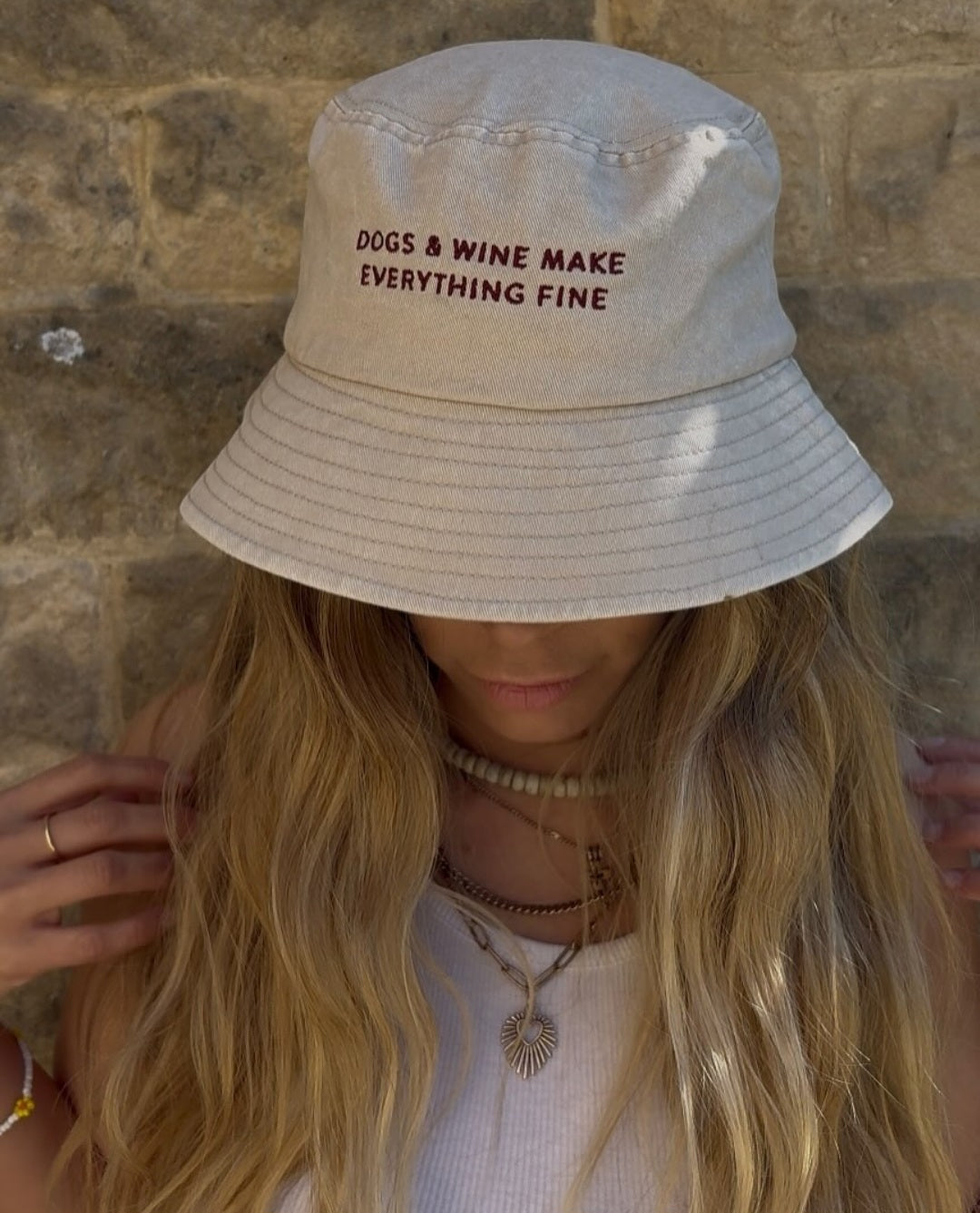 Chapeau Bucket en denim beige - Dogs & Wine Make Everything Fine