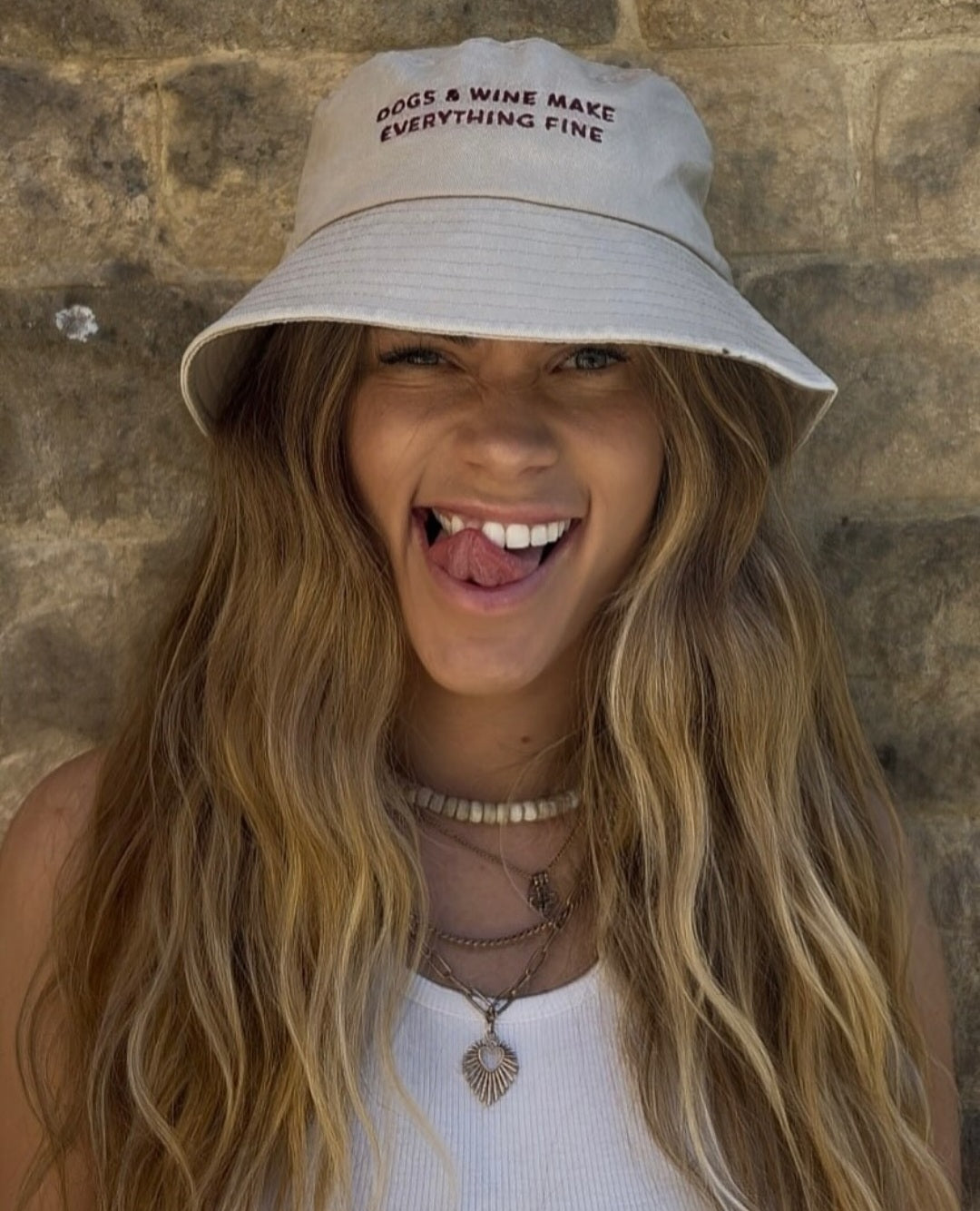 Chapeau Bucket en denim beige - Dogs & Wine Make Everything Fine