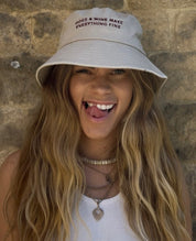 Chapeau Bucket en denim beige - Dogs & Wine Make Everything Fine